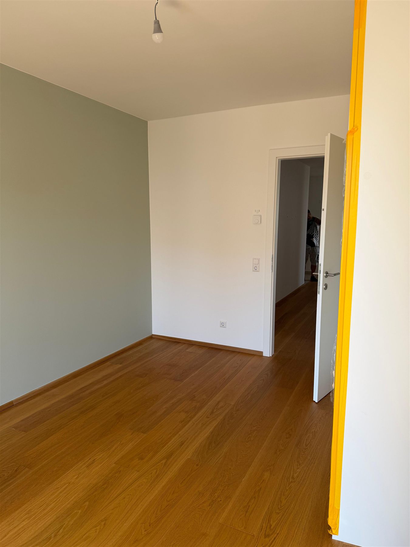 Farbige Akzentwand neben einer weißen Wand – Innenmalerei aus unserem Betrieb