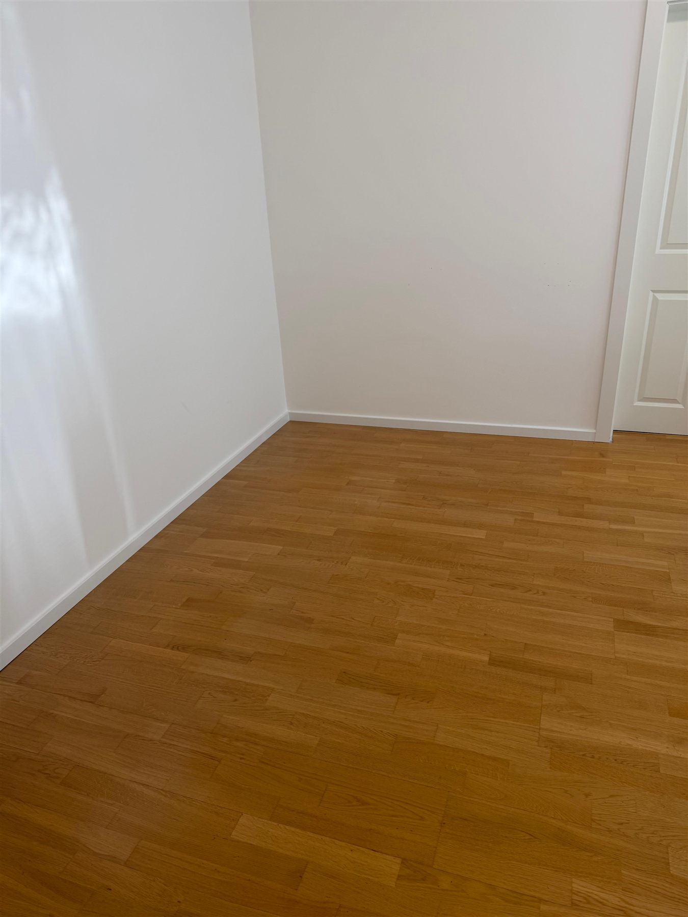 Fertig ausgemalter heller Innenraum mit Parkettboden